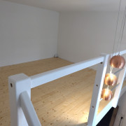 Hochebene mit Geländer und Dielenboden