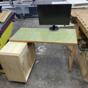 drehbare Tischplatte mit abklappbarer Halterung für einen Monitor