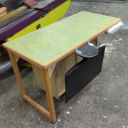 Arbeitsplatte in Linoleum, eingefasst mit gerundeten Buchekanten, geölt