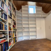 Ergänzung der vorhandenen weißen Regalwand um weitere Bauteile gleicher Optik; Ausführung in Fichte weiß lackiert