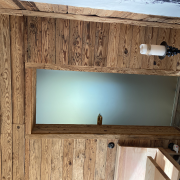 Verkleidung einer Küchenecke mit Altholzschalung, dazu passend eine Eckbank mit Esstisch in Esche astig, geölt