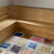 „Truhenbank“: Der Unterbau ist geschlossen, die Sitzflächen lassen sich aufklappen zur Nutzung für Stauraum