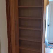 Apothekerschränke im Dielenbereich mit Fronten in Erle, geölt 