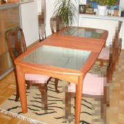 Ausziehtisch in Kirsche mit gesandstrahltem Glas