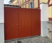 dreiflügeliges Hoftor in Lärche mit Anstrich