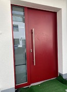 Haustür mit Seitenteil in rot