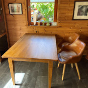 Tisch in Eiche mit Schubkasten im Zargengestell, gebeizt und geölt