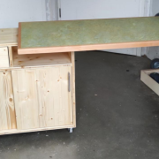 mobiler Schreib-Arbeitsplatz mit bremsbaren Lenkrollen