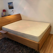 schwebendes" Bett mit nach hinten geschwungener Lehne, Vollholz Eiche