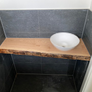 Waschtisch aus Buche Blockware mit Baumkante, klar lackiert