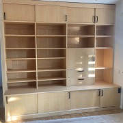 Schrankwand in Tischlerplatte Esche, gelöt und gewacht mit integrierter Durchreiche 