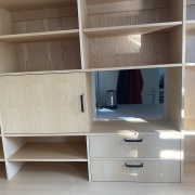 Schrankwand in Tischlerplatte Esche, gelöt und gewacht mit integrierter Durchreiche 