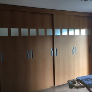 Einbauschrank mit schräg im Raum verlaufender Schiebetür-Front und quadratischen Zierelementen aus gesandstrahltem Spiegel