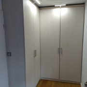 Kleiderschrank mit Fronten aus Tischlerplatte Esche weiß gebeizt und geölt