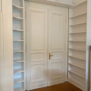 Bücherreal über zwei Raumecken, Eiche Weißlack