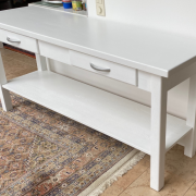 Tisch in klassischer Zargenbauweise mit einem höhenverstellbaren Zwischenboden