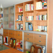 Regalwand in Kirsche mit Schiebetüren aus gesandstrahltem Glas