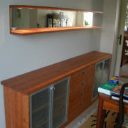 Sideboard in Kirsche mit gesandstrahltem Glas