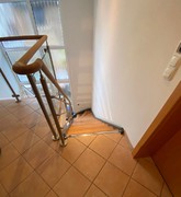 Geländerfüllungen auf dem Podest oben aus klarem Sicherheitsglas in Edelstahl-Klammern