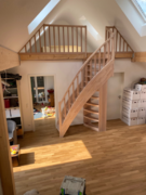 Treppe zum Spitzboden; als Unterbau für den Treppenaustritt oben dient ein Regal