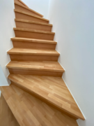 Stufen in Buche, geölt, montiert auf Betontreppe