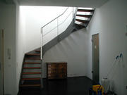 Treppe aus Stahl und geräucherter Buche