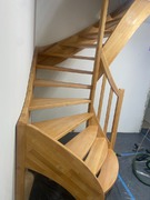 halb gewendelte offene Treppe in Buche, geölt