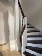Treppe in Buche lackiert mit Abtrennung zum Keller