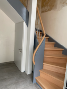 Treppe in Buche lackiert mit Abtrennung zum Keller