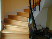 Betontreppe mit Buche belegt