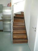 Treppe aus Stahl und geräucherter Eiche