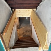 zweiflügelige Bodenluke mit Griffen zum Hochklappen