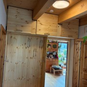 mit integrierter Garderobe, Schuhregal und Klappen vor Regalfächern